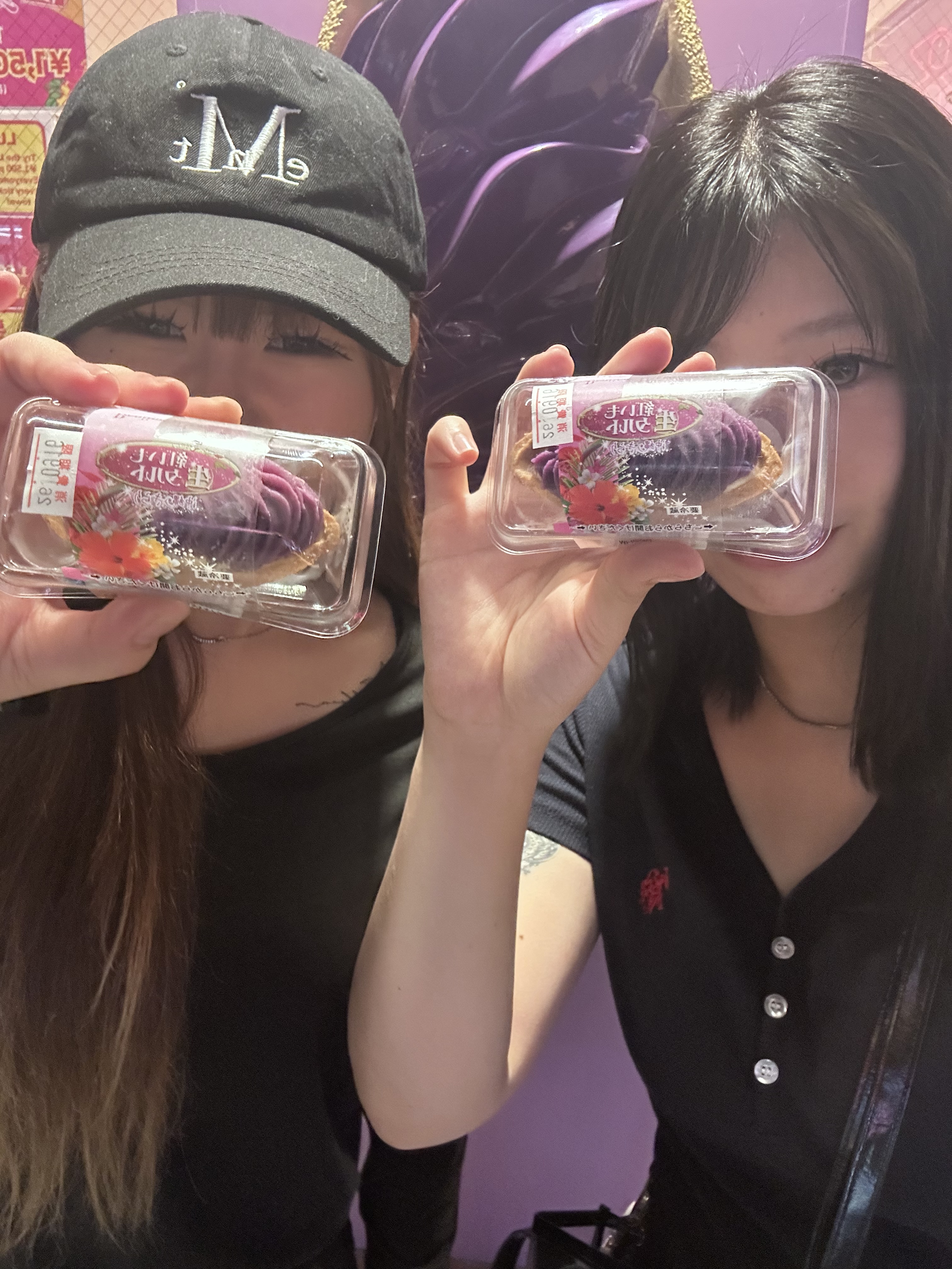 社員旅行で沖縄のお菓子を楽しむNorisスタッフ